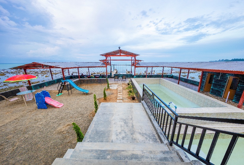 Kolam renang view laut Mega Nasional
